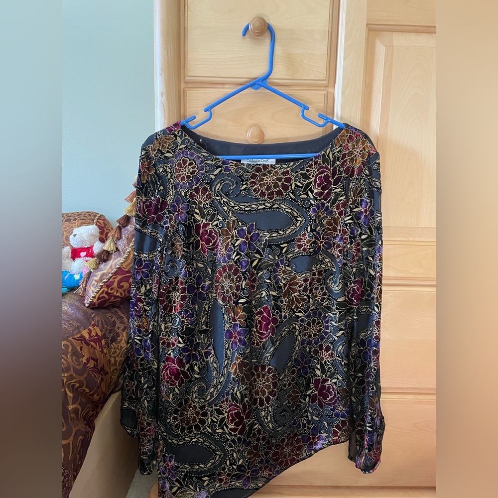 Vintage detailed sweatshirt with bell sleeves.